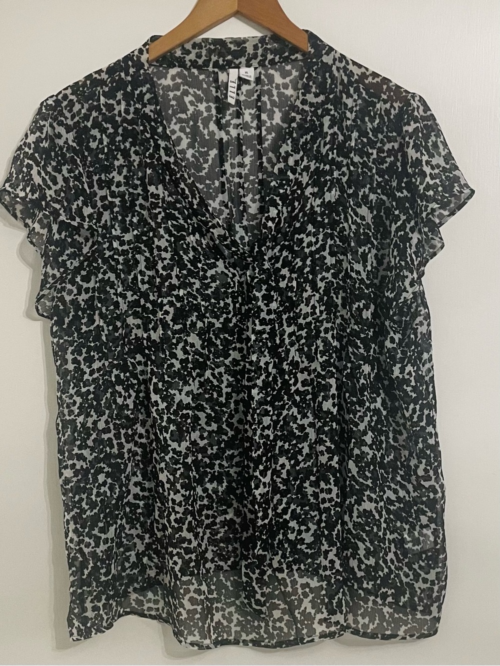 Elle Black and White Printed V-Neck Flutter Sleeve Blouse